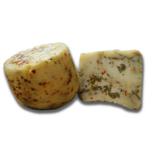 Formaggio pecorino fresco con erba cipollina olive peperoncino