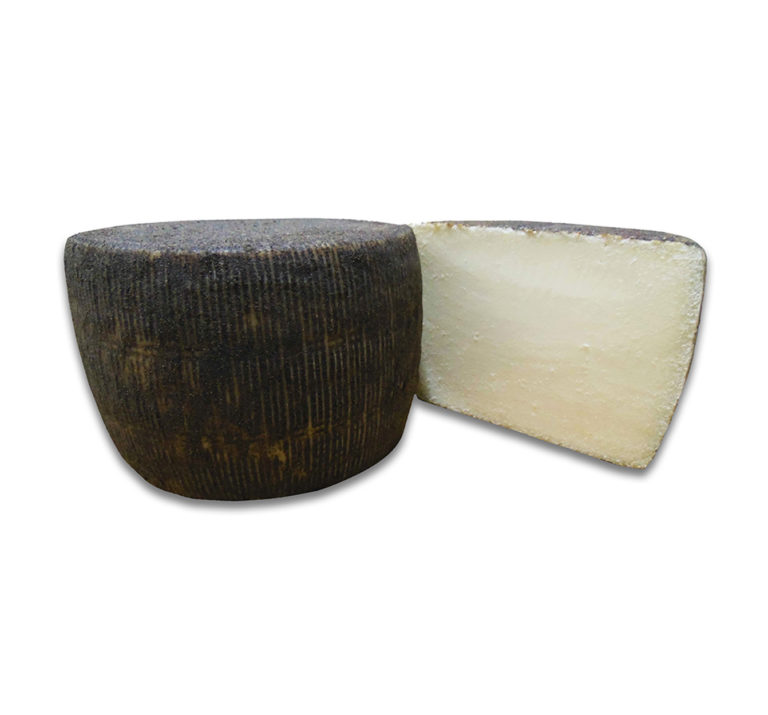 Pecorino semistagionato con pepe esterno